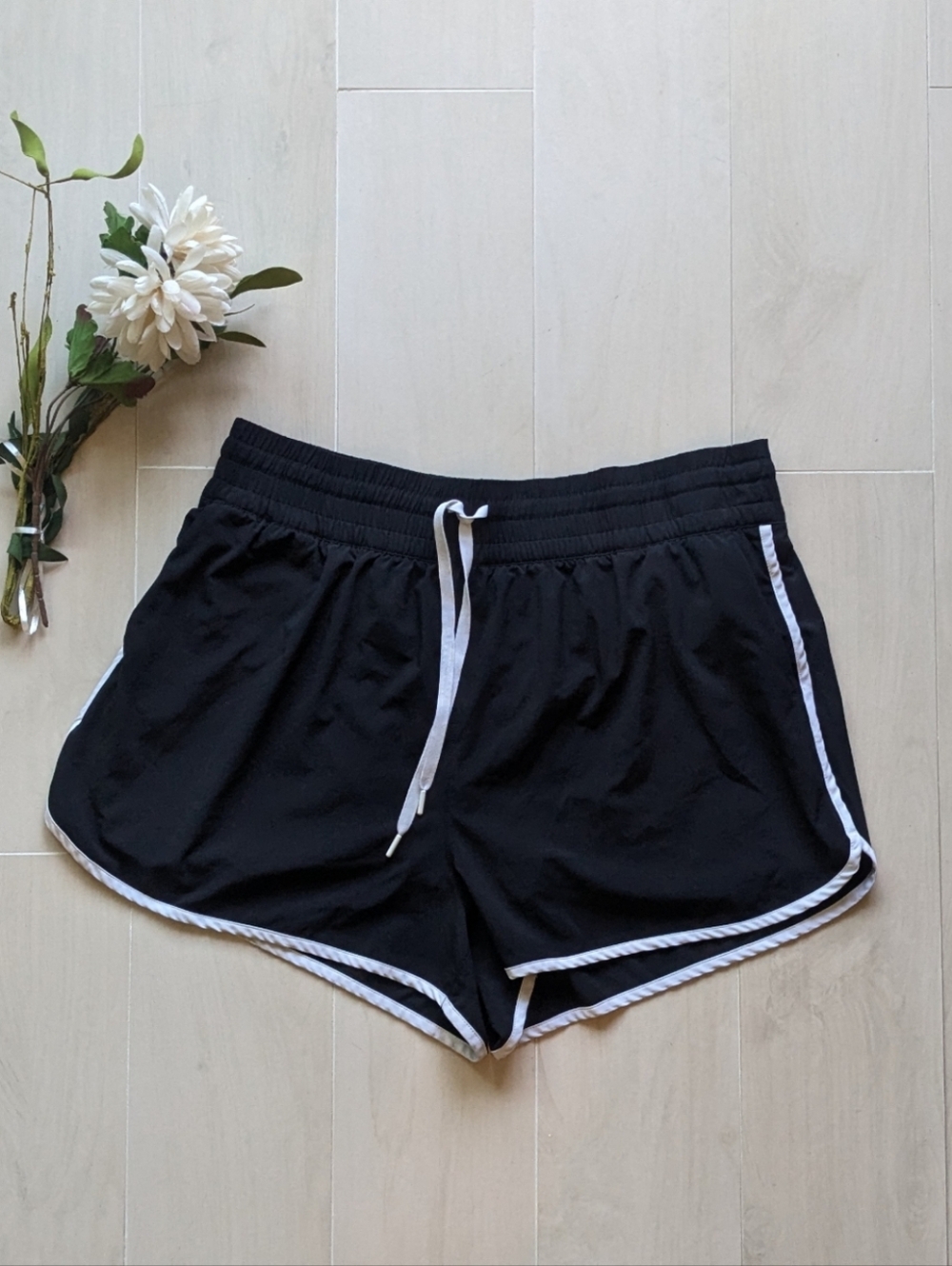 Athleta Elastic Waist Black & White Athletic Shorts size L